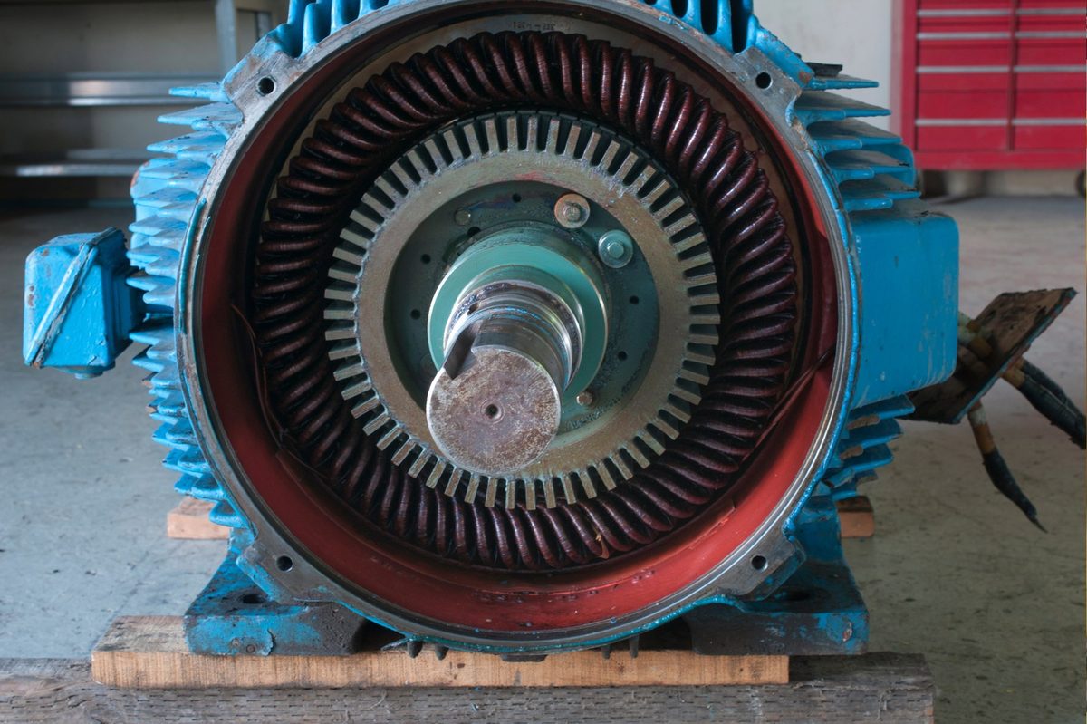 motor de inducción jaula de ardilla abierto en taller