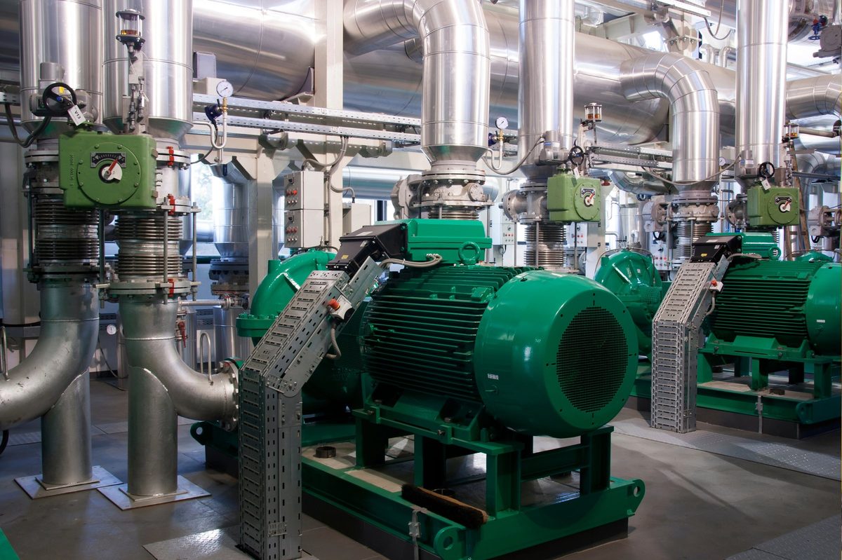 motores eléctricos operando en una planta industrial