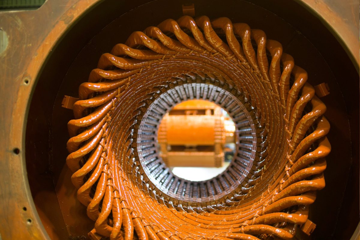 estator de motor eléctrico industrial con devanado nuevo impregnado
